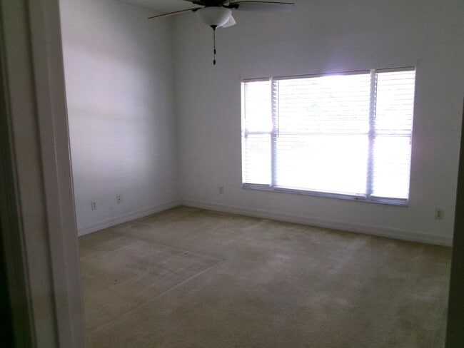Building Photo - 4/2 on corner lot w/lake access