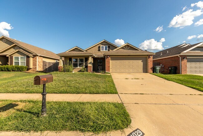 Building Photo - Charming 3 Bed/2 Bath near pool!