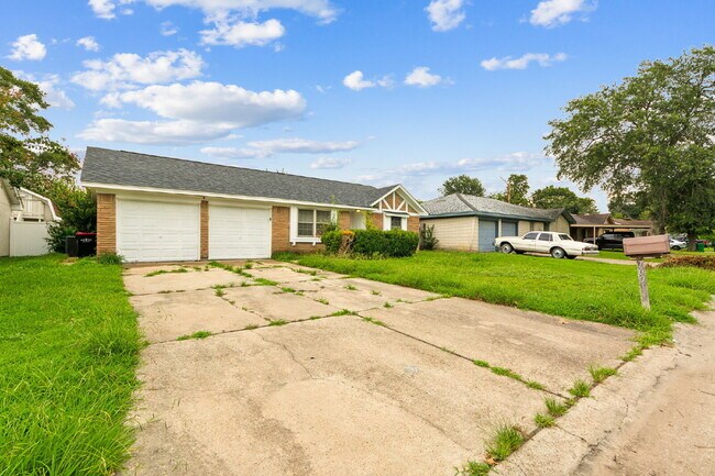 Building Photo - Move-In Ready 3BR/2BA in Baytown – 1,472 Sq Ft with Private Yard & Garage
