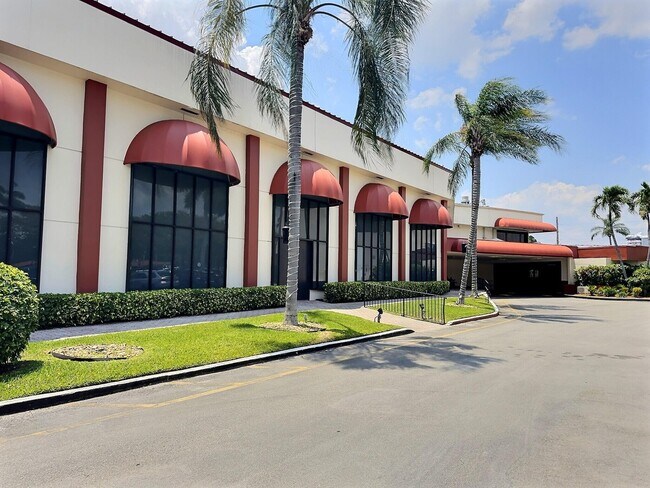 Building Photo - 400 S Hollybrook Dr