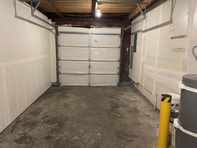 Garage - 5440 S Bell St