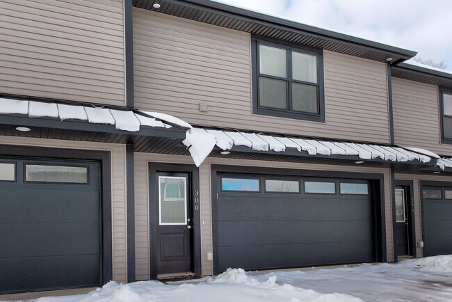 Building Photo - Spacious 2 Bed/2 Bath Condo in Prime Location