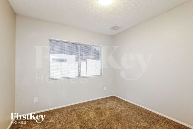 Building Photo - 2733 E Larkspur Dr