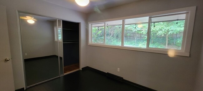 Building Photo - 4 bedrooms 3 baths beautiful house