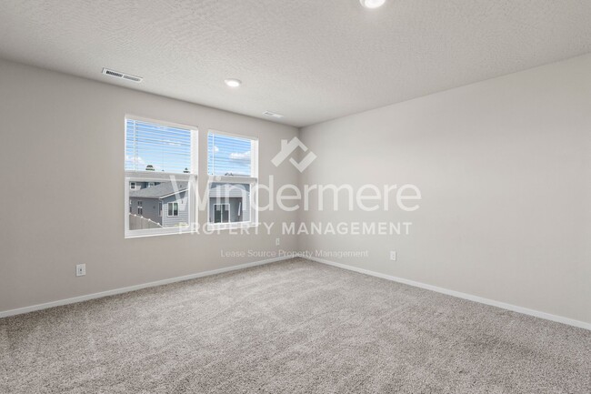 Building Photo - ** MOVE IN SPECIAL ** 1/2 OFF 1ST FULL MON...