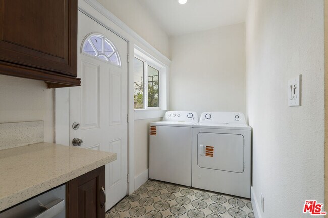 Building Photo - 1828 W 41st Pl