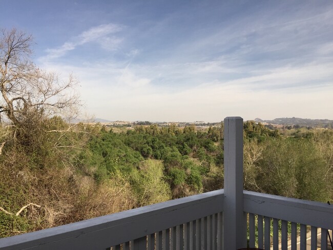 Building Photo - 2 Bedroom Condo in Oceanside with View