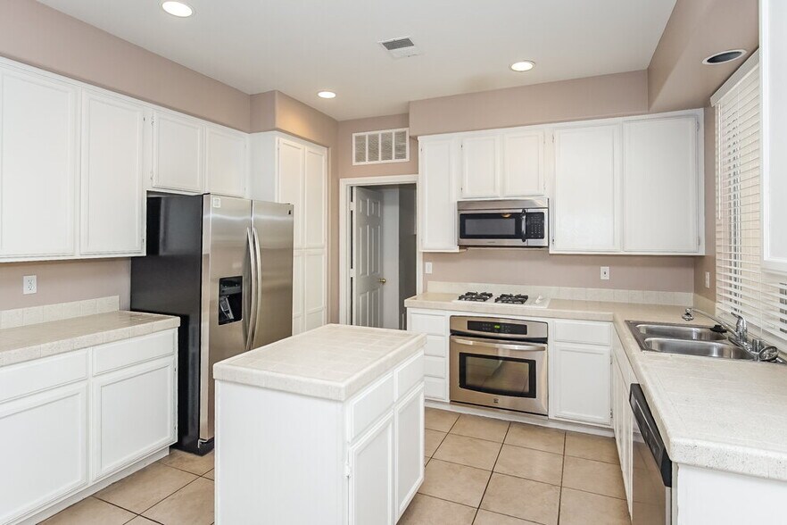 Building Photo - 271 Bluefield Ln
