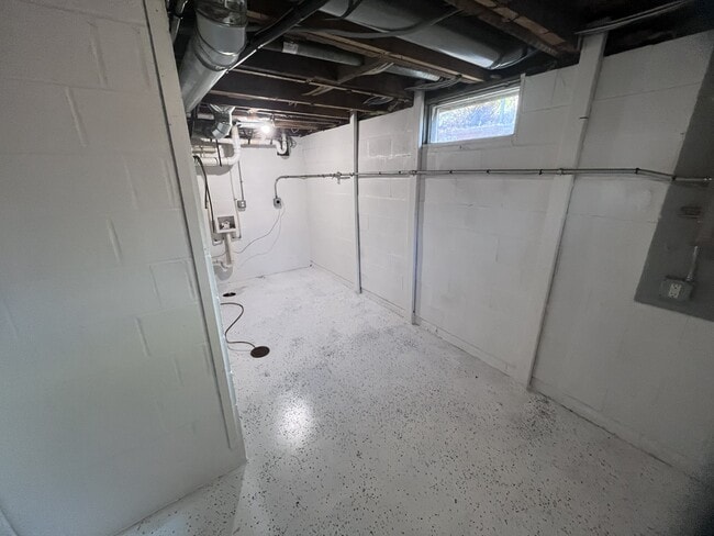 Building Photo - 724 Silver St