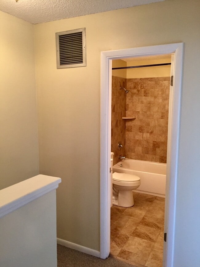 Building Photo - 2 Bed 1.5 Bath two story condo.