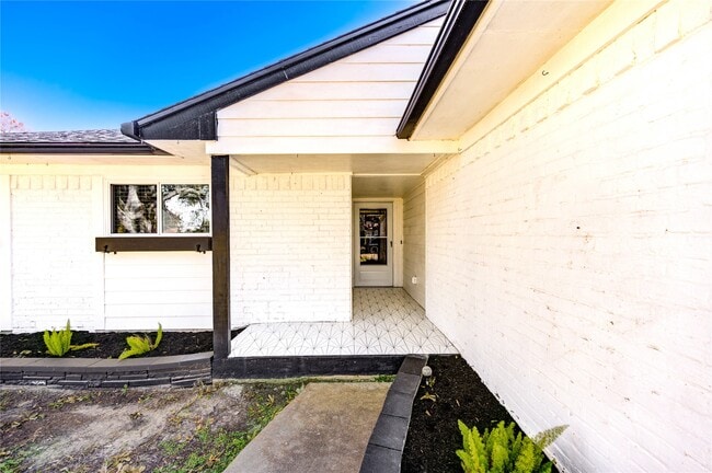 Building Photo - 235 E Castle Harbour Dr