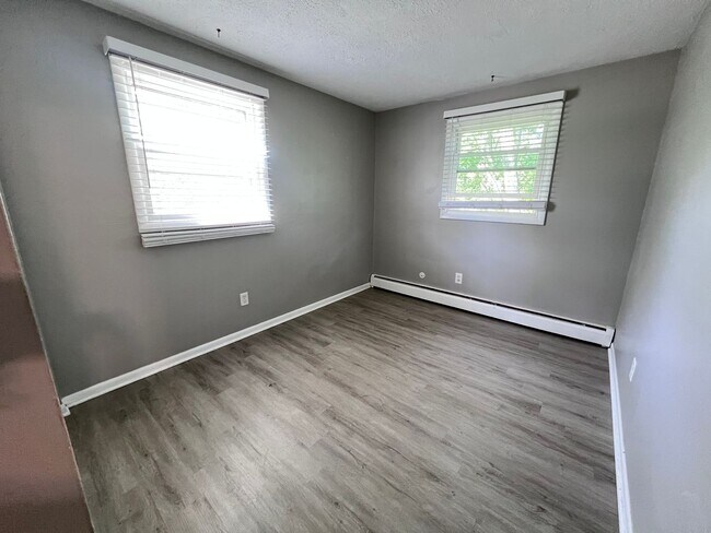 Building Photo - Two Bedroom Duplex with Heat Included! Near Grand Valley!