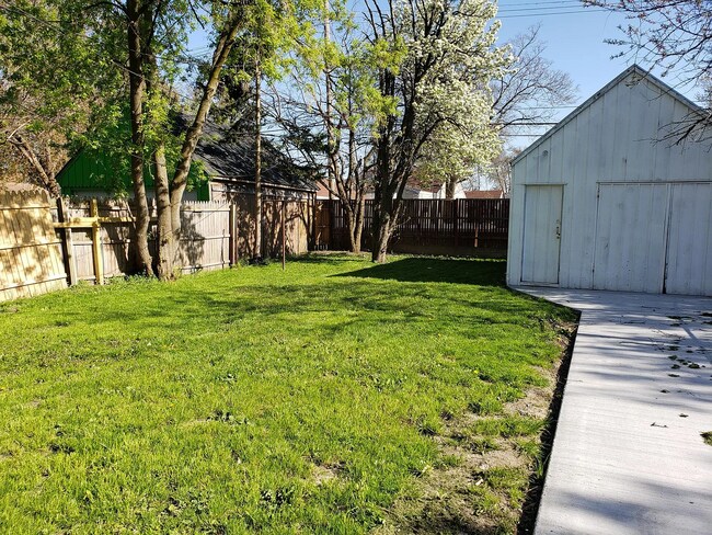 Building Photo - Your Cozy 2-Bedroom Retreat: Fenced Yard, Modern Upgrades & Perfect Location!
