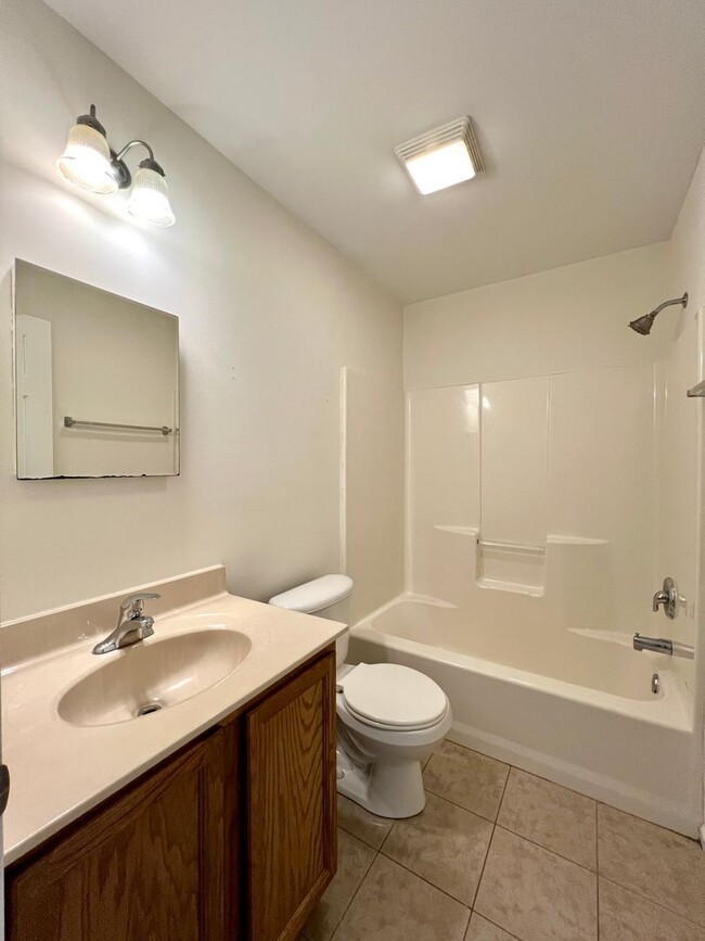 Building Photo - 3 Bedroom in West Asheville!