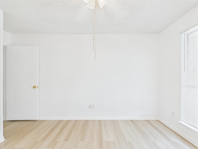 Building Photo - 913 Mayfield Dr