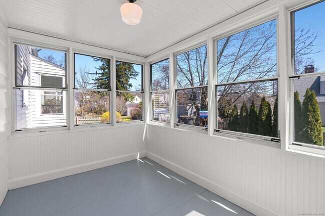 Building Photo - 10 Greenacres Ave