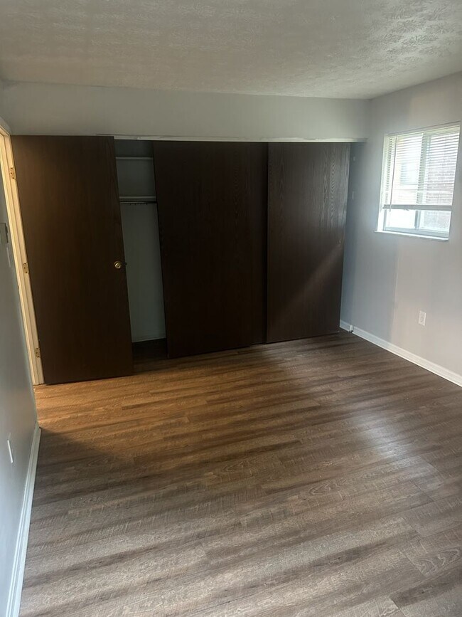 Building Photo - 733 S Ft Thomas Ave