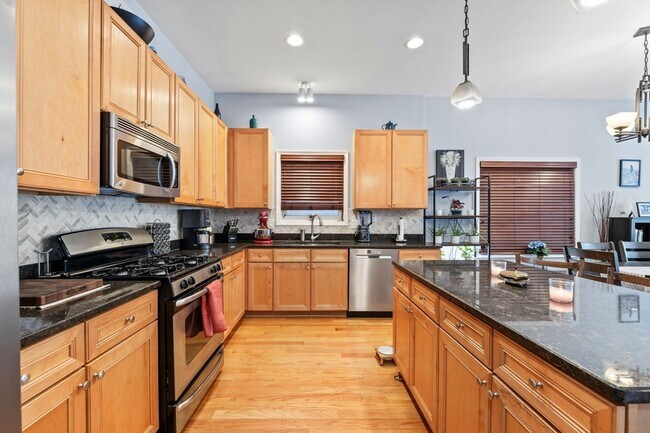 Building Photo - 3106 S Wells St