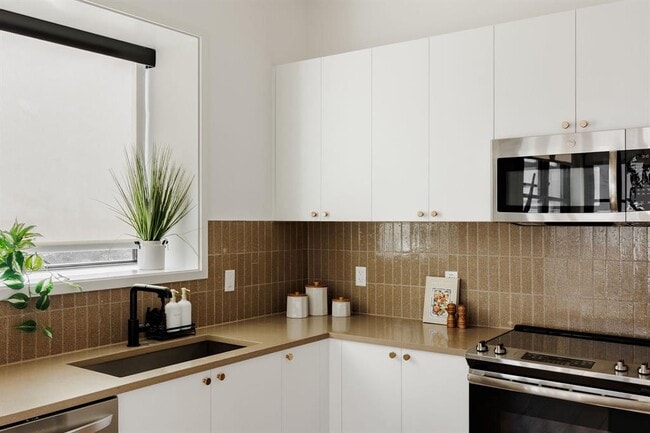 Building Photo - 800 Embassy Dr