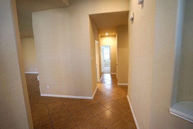 Building Photo - 1067 Cedar Lake Ct