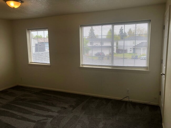 Building Photo - Updated Duplex - 3 Bedroom 1.5 Bath