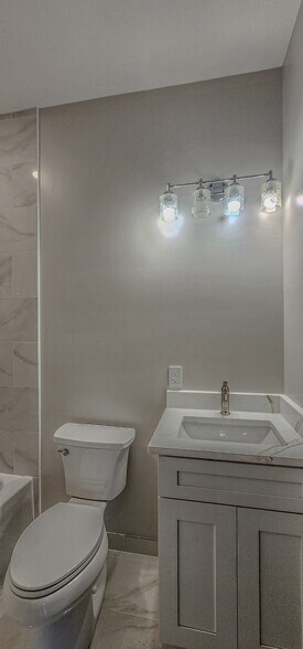 Building Photo - 2552 S Central Park Ave