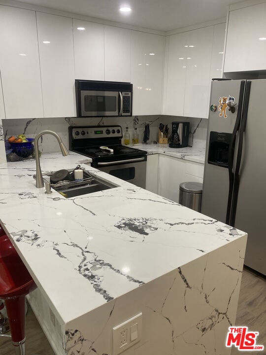 Building Photo - 121 S Hope St