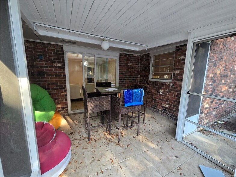 Building Photo - 6520 Pinebrook Dr
