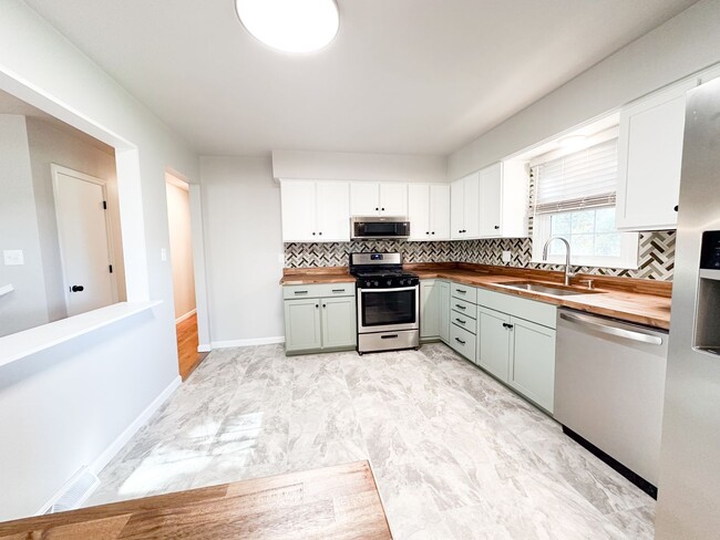 Building Photo - 4 bed/ 2 bath Single-Family Home