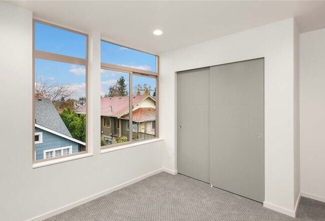 Building Photo - Sophisticated 3 Bedroom Townhome