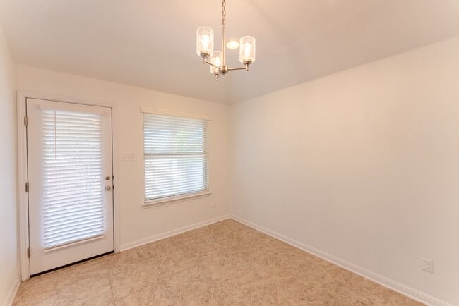 Building Photo - 448 Bottle Brush Dr