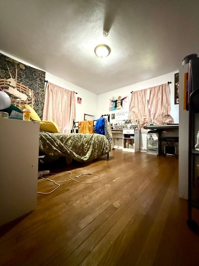 Building Photo - 4 Bedroom Home Avail August 2026!  Monthly...