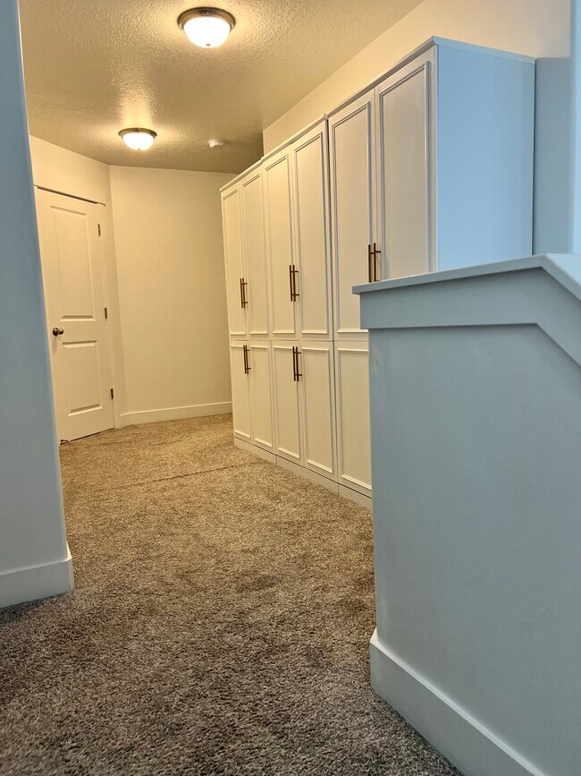 Building Photo - Bluffdale Townhouse
