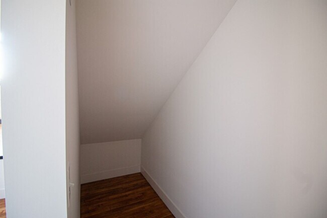 Building Photo - Spacious Loft