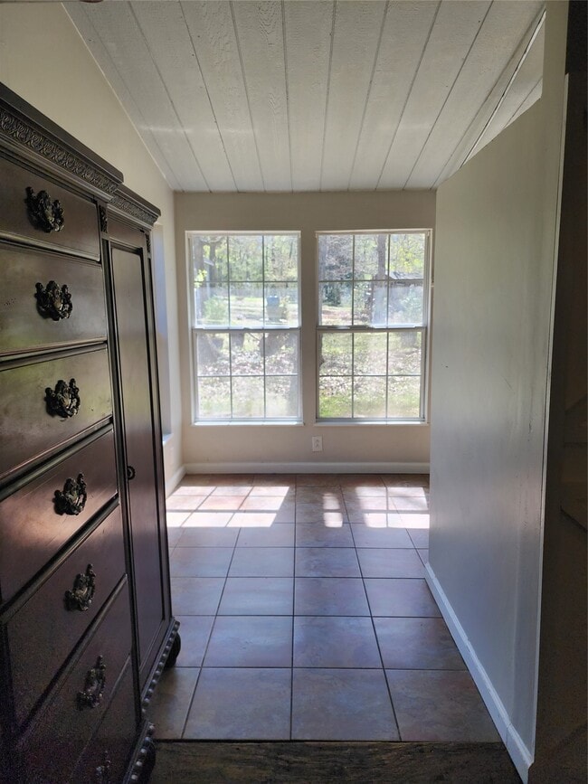 Building Photo - 13373 Southshore Dr