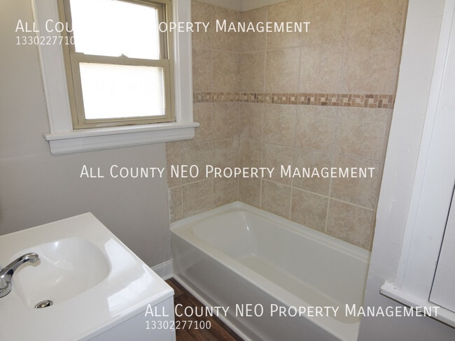 Building Photo - 643 E Archwood Ave