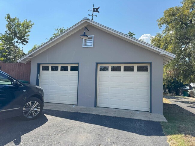Building Photo - 618 Avenue E