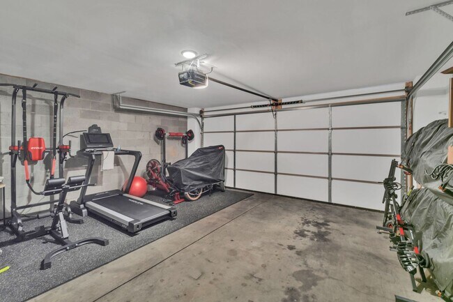 Building Photo - Great End-Unit Townhome with upgrades galore!