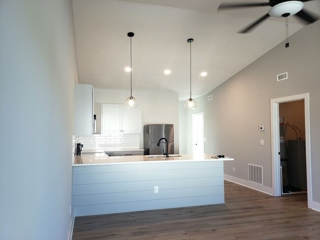 Building Photo - Beautiful  3 bed / 2 bath duplex