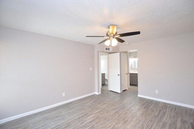 Building Photo - 785 N Arrowhead Dr