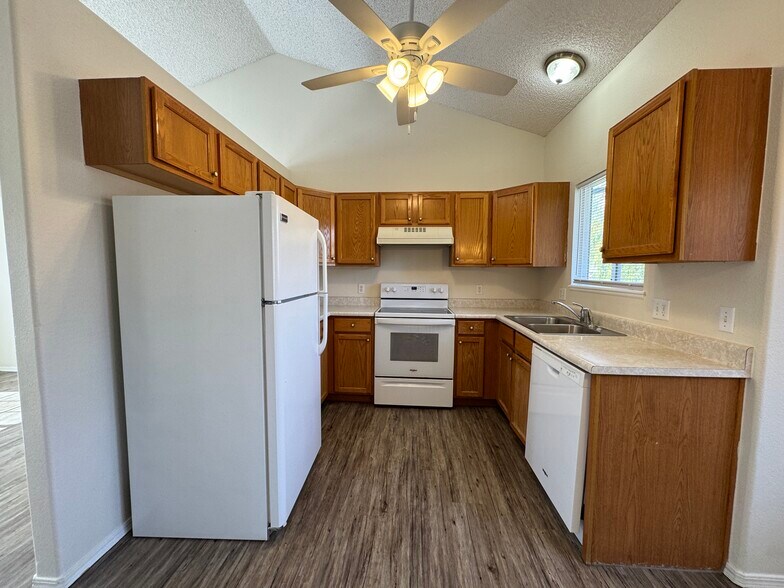 Building Photo - 879 Barn Owl Dr