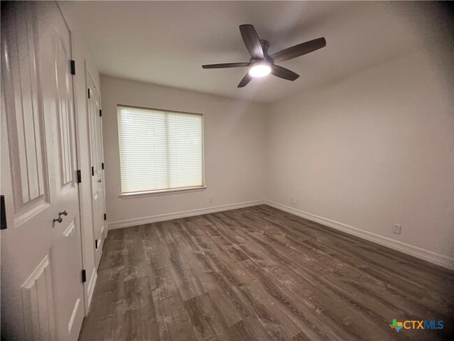 Building Photo - 1033 Parkview Dr