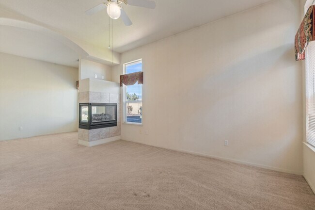 Building Photo - 3 Bedroom, 2 Bath home in Double Diamond Neighborhood