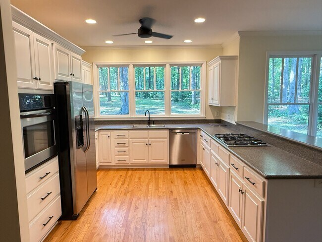 Building Photo - 1412 Hillcrest Dr