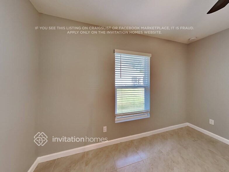 Building Photo - 529 NW Floresta Dr