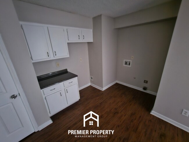 Building Photo - 6622 Amersham Dr