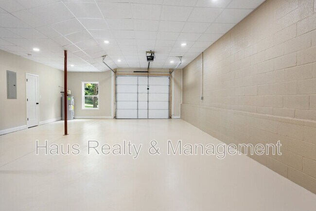 Building Photo - 105 Jay Cir