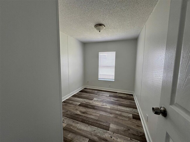 Building Photo - 16206 Wood Dr