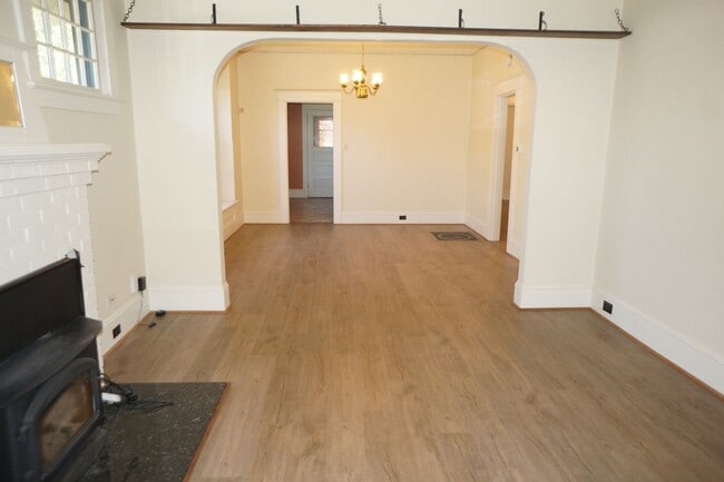 Building Photo - Beautiful 3 bedroom 1 bathroom NE Bungalow "Sabin area"