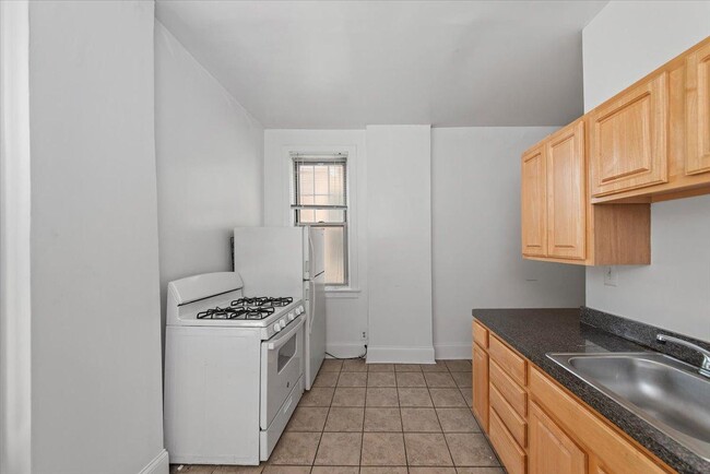 Building Photo - 2 bedroom in Chicago IL 60613